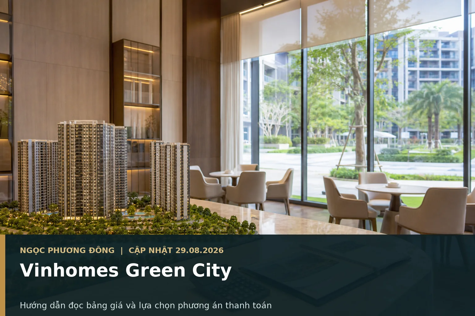 Khách hàng xem bảng giá và phương án thanh toán của Vinhomes Green City
